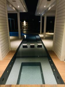 una piscina en medio de una casa por la noche en Nakolodge - 4 chambres - balneo - jardin et piscine privatifs, en Sainte-Anne