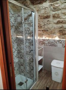 La salle de bains est pourvue d'une douche en verre et de toilettes. dans l'établissement B&B S.Antonio, à Bari