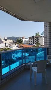 balcón con vistas a la piscina en Monte Libano Apart Hotel, en Florianópolis