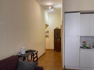 - un salon avec un réfrigérateur et une table dans l'établissement Suites in Rome 2, à Rome