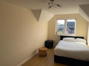 a bedroom with a bed and a window at Cosy and spacious room near town centre in Bristol