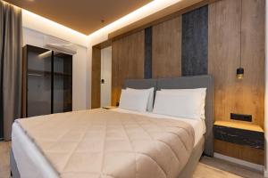 um quarto com uma cama grande num quarto em Hotel Joni em Ksamil