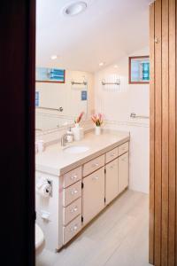 y baño con lavabo y espejo. en Casa Al Mar, St. George's Caye - Belize, en Ciudad de Belice