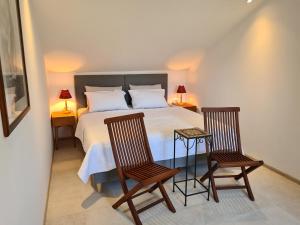スラノにあるVilla Rinaの大きなベッドと椅子2脚のある寝室