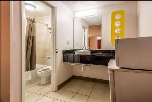 Koupelna v ubytování Motel 6-Schenectady, NY + 29 fotografií