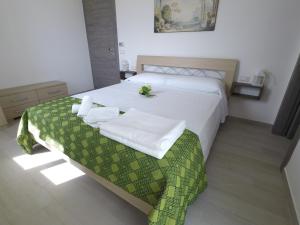 アレーツィオにあるEco Villa con piscina privata e indipendenteのベッドルーム1室(大型ベッド1台、タオル付)