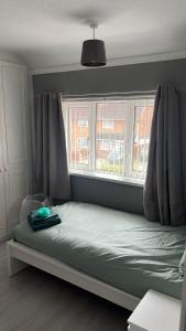 Letto o letti in una camera di Stunning Four Bedroom Spacious House In Quinton, Birmingham- Parking Included
