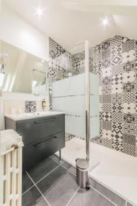 uma casa de banho com um chuveiro e um lavatório. em Relais du Bas Limousin em Sadroc
