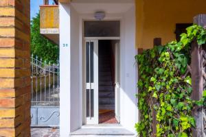 una entrada a una casa con una puerta blanca en Appartamento Terrazza, en Portoferraio