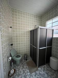 uma casa de banho com WC e um armário em ACONCHEGO DA LAPA em Lapa
