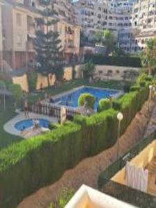 - une vue sur la piscine d'une ville dans l'établissement Apartamentos Jowi - Piso amplio y Familiar, à Benalmádena