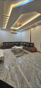 a meeting room with couches and a projection screen at شاليه رفد in Ruwak