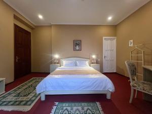 A bed or beds in a room at Madera Hotel