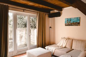 Posezení v ubytování GARDEN OASIS GUEST HOUSE