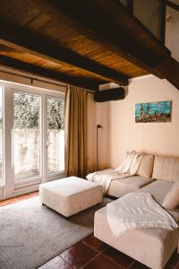 Posezení v ubytování GARDEN OASIS GUEST HOUSE + 20 fotografií