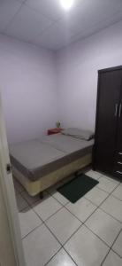 ein Schlafzimmer mit einem Bett in der Ecke eines Zimmers in der Unterkunft Country House in Los Planes. in Panchimalco