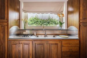 una cucina con lavandino e finestra di Maison Sersale a Sorrento