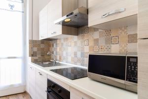a kitchen with a sink and a microwave at Appartamento Al Mare in Portoferraio