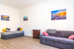 a living room with a couch and a bed at Appartamento Al Mare in Portoferraio