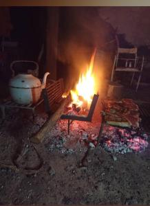 een open haard in een kamer met een pot en een fornuis bij La Casa de Ana in San Antonio de Areco