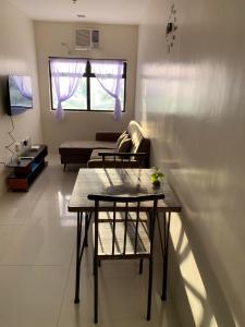 ein Wohnzimmer mit einem Tisch und einem Sofa in der Unterkunft 1-BR Condo unit in Mandaue City for Rent - The Midpoint Residences in Mandaue City
