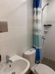 ein weißes Bad mit einem WC und einem Waschbecken in der Unterkunft 1-BR Condo unit in Mandaue City for Rent - The Midpoint Residences in Mandaue City