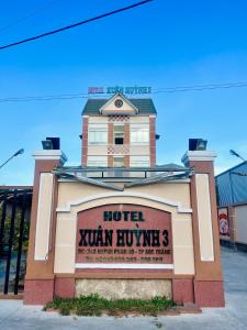 朔莊的住宿－XUÂN HUỲNH 3 Hotel，大楼前的天鹅天鹅旅馆标志