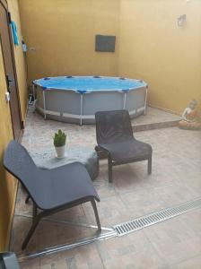 Habitación con 2 sillas y bañera. en Tradicional Casa Canaria con piscina y vistas al Teide en Icod de los Vinos