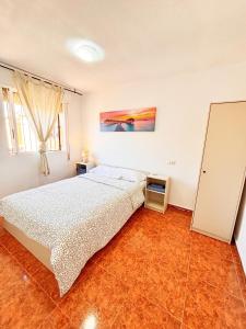 a bedroom with a bed and a orange floor at CASA JARDIN DE MAR in Torrevieja +11 photos
