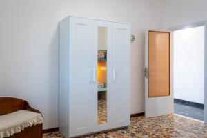 1 dormitorio con armario blanco y espejo en Appartamento Terrazza, en Portoferraio 6 fotos más