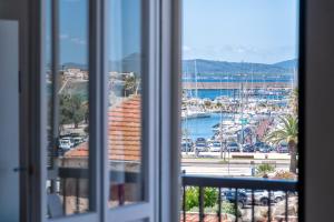 una finestra con vista su un porto di HORIZON ad Alghero