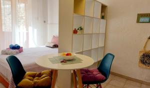 una camera con un tavolo, due sedie e un letto di Apartment Zlatko a Šibenik