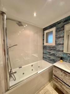 ein Badezimmer mit Badewanne und Waschbecken in der Unterkunft Casa Ines in Mijas Costa