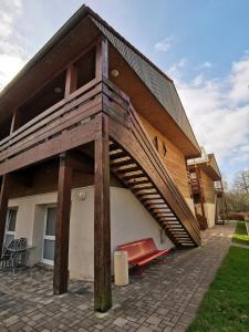 Una casa con una escalera al costado. en Studio centre thermal touristique - Casa Amnéville, en Amnéville