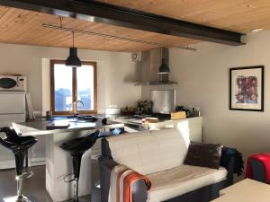 a kitchen with a couch and a counter in a room at Grande maison de vacances - Montagne Pyrénées in Planès