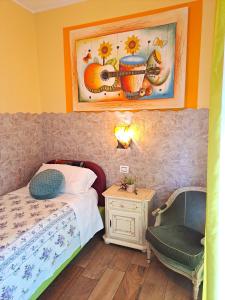1 dormitorio con 1 cama, 1 mesa y 1 silla en Florivana Boutique Hotel Ristorante, en San Pietro in Cariano