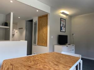 pokój z łóżkiem i telewizorem w obiekcie Studio calme rénové, balcon, Wifi, parking inclus, proche Transarc et commerces - FR-1-346-345 w mieście Arc 1800