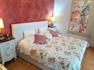 Un dormitorio con una cama con almohadas. en Florivana Boutique Hotel Ristorante en San Pietro in Cariano