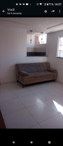 uma sala de estar com um sofá num quarto em Cantinho do sossego em Salvador