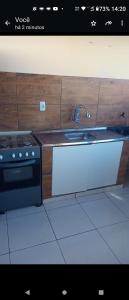 uma cozinha com um lavatório e um fogão em Cantinho do sossego em Salvador
