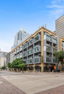 奥斯汀Littlefield Lofts, Hosted by Placemakr - 6th St的一条城市街道上一座高楼