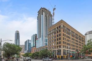 奥斯汀Littlefield Lofts, Hosted by Placemakr - 6th St的一座城市的高楼正在建造中