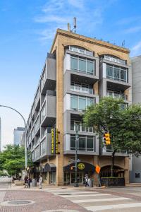 奥斯汀Littlefield Lofts, Hosted by Placemakr - 6th St的城市街道上设有交通信号灯的高楼