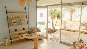 Uma área de estar em ZAG Coliving Punta del este