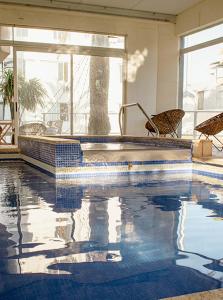 A piscina localizada em ZAG Coliving Punta del este ou nos arredores