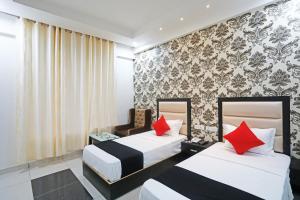 Tempat tidur dalam kamar di OYO Capital O Hotel Aroma Regency
