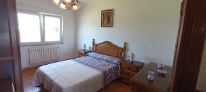 Un pat sau paturi într-o cameră la Agro do Souto, Noia - Villa completa