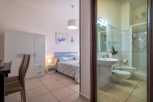 bagno con letto, lavandino e servizi igienici di HORIZON ad Alghero