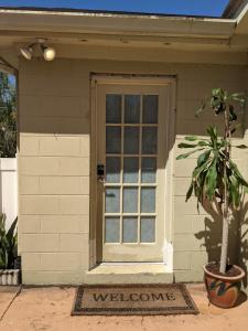 uma porta com um sinal de boas-vindas em frente a uma casa em Private Access Suite in Family Home em Orlando