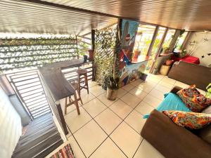 a living room with a couch and a table at Cheap Hostel Quepos in Quepos